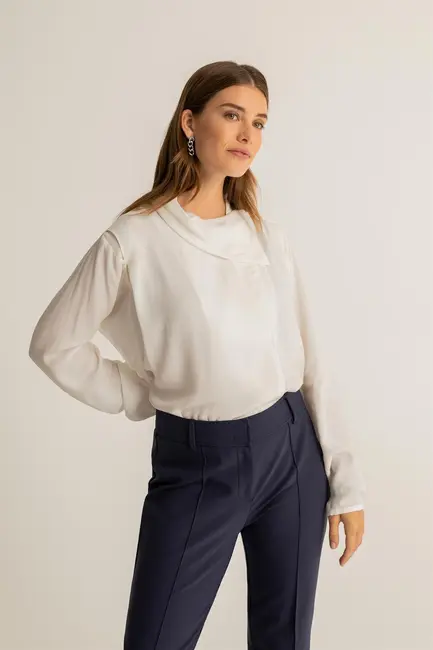 Blouse met asymmetrische kraag