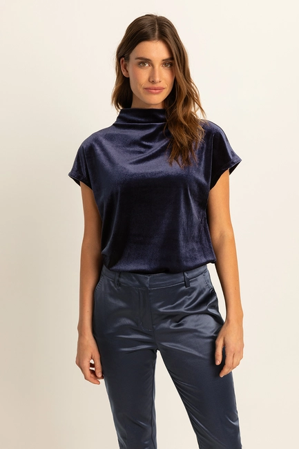 Velvet top met high neck